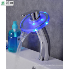 Robinet de lavabo de robinet de salle de bains de mélangeur de robinet de l&#39;eau de 3 couleurs (QH0820HF)